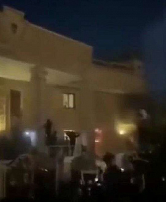 в багдаде протестующие захватили посольство швеции после того, как в стокгольме разрешили сжечь коран (видео)